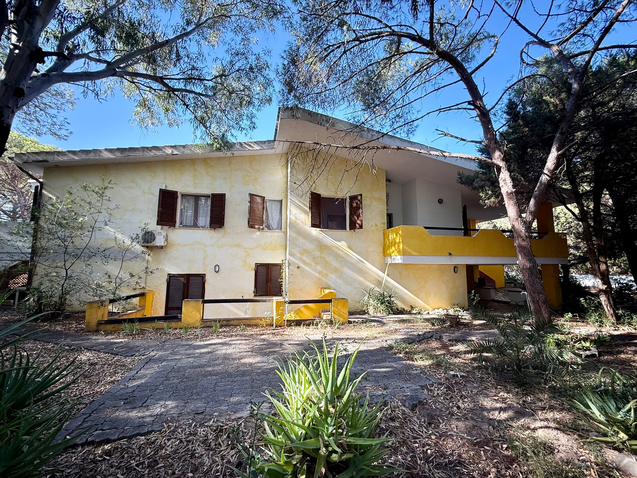 Vendesi villa Bifamiliare con giardino